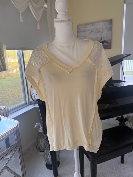 POL Soft yellow high low relaxed fit oversized top lace inserts light yellow - Picture 13 of 15